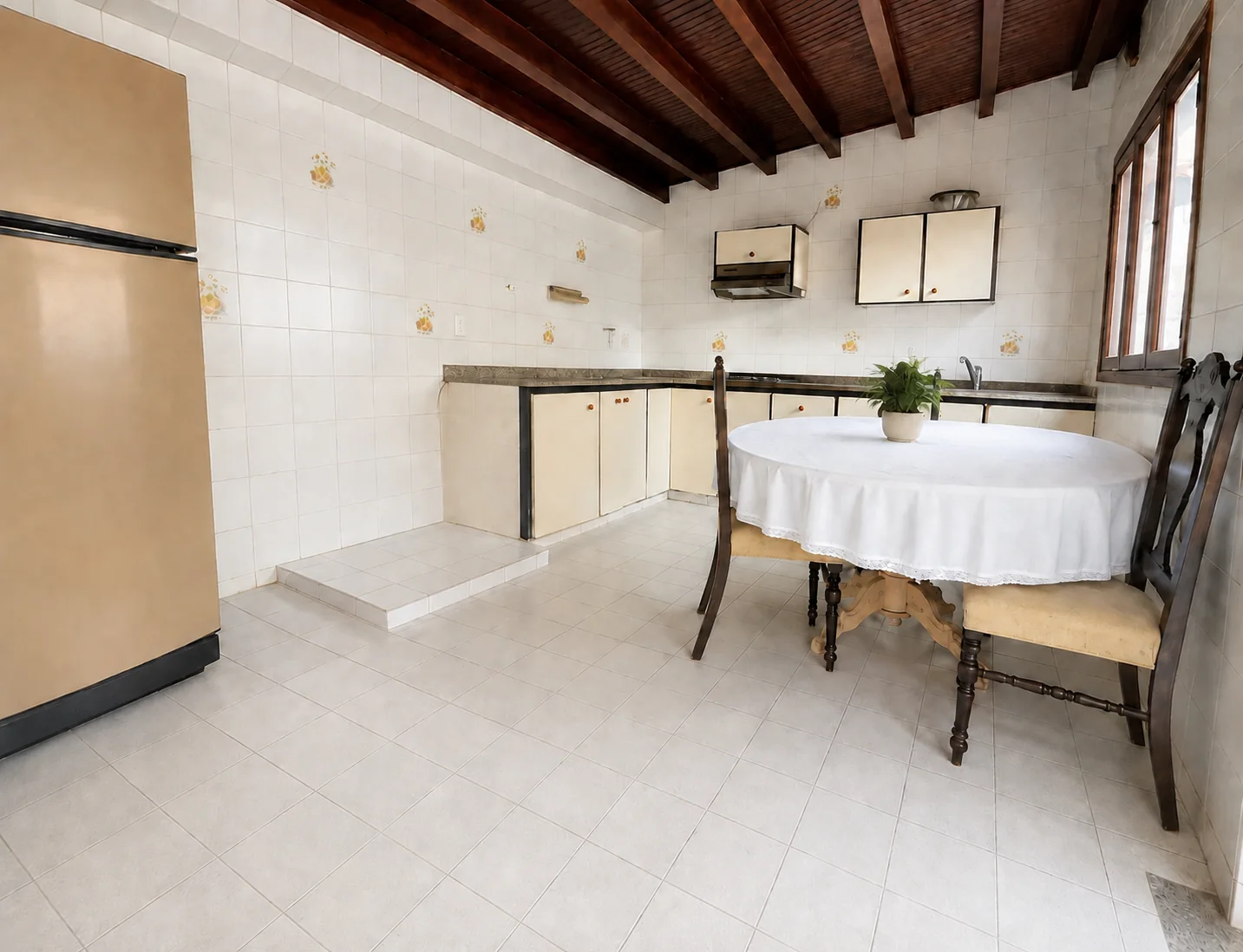 Cocina con comedor auxiliar y techo en madera