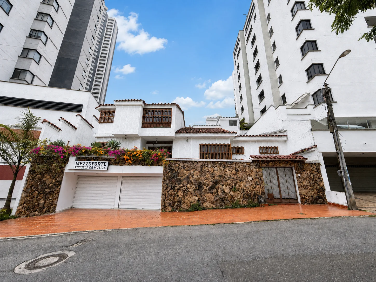 Fachada de la casa durante el día