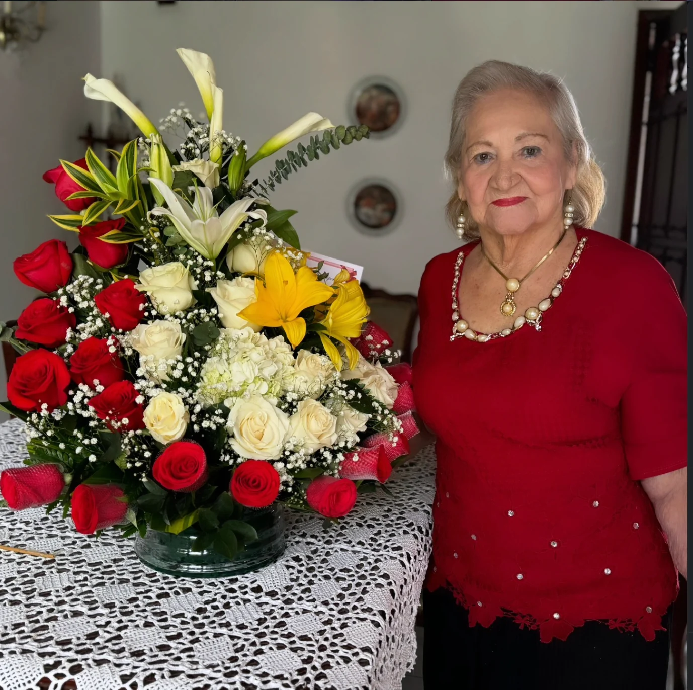 Celebración familiar con flores dentro de la casa