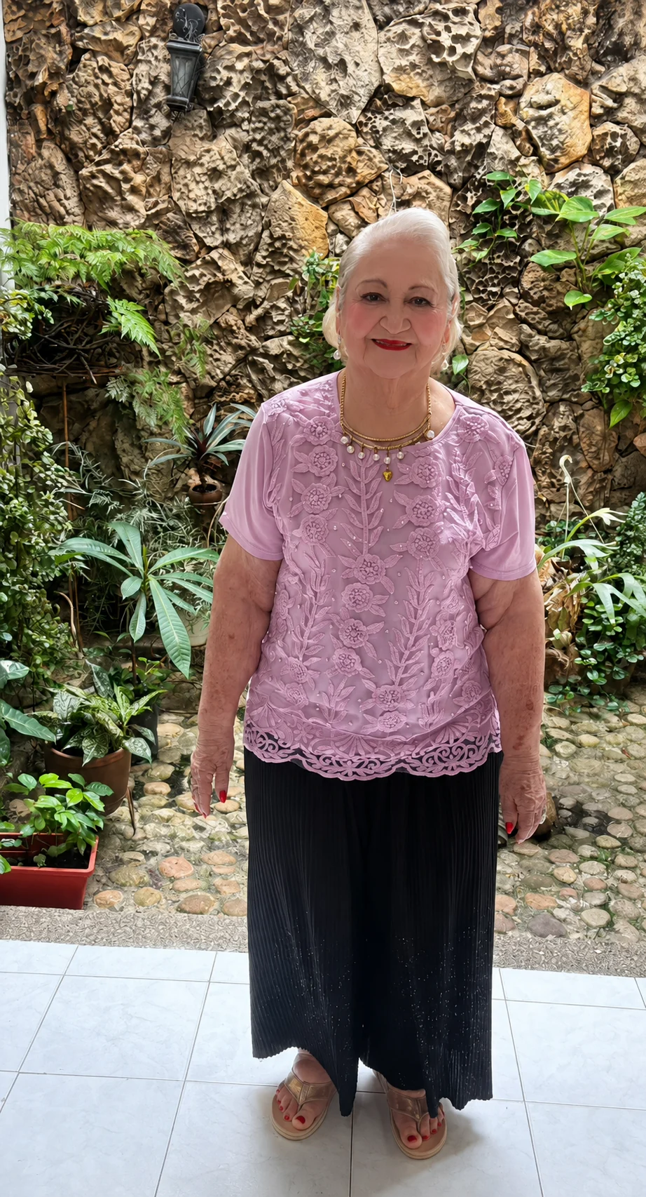 La propietaria en el jardín interior de la casa