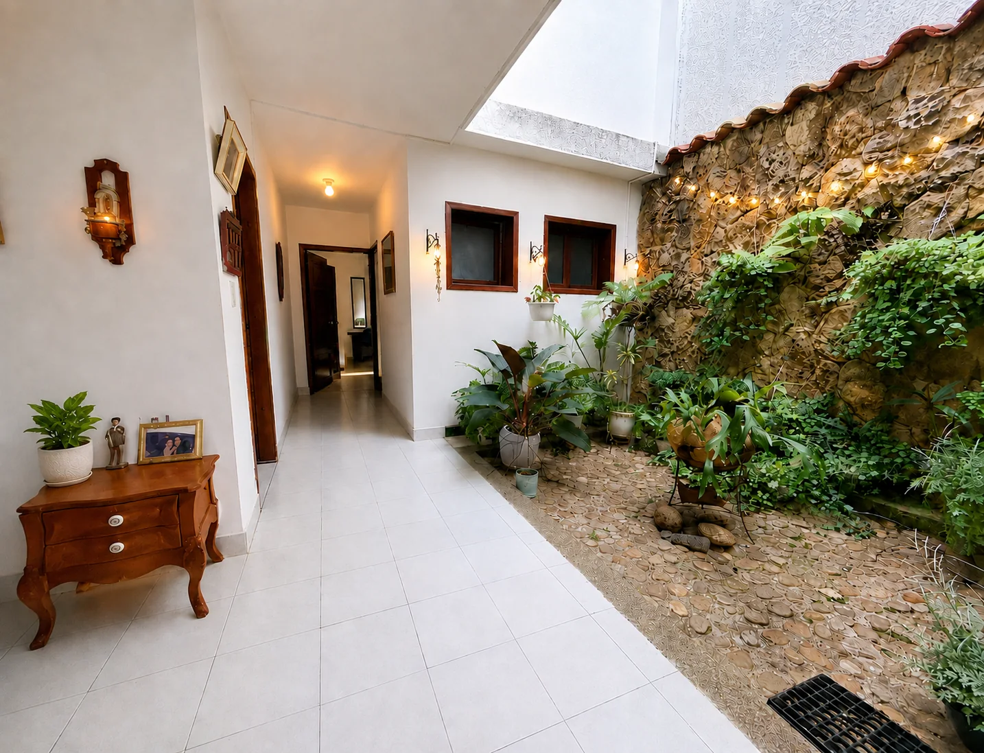 Patio interior con vegetación e iluminación cálida