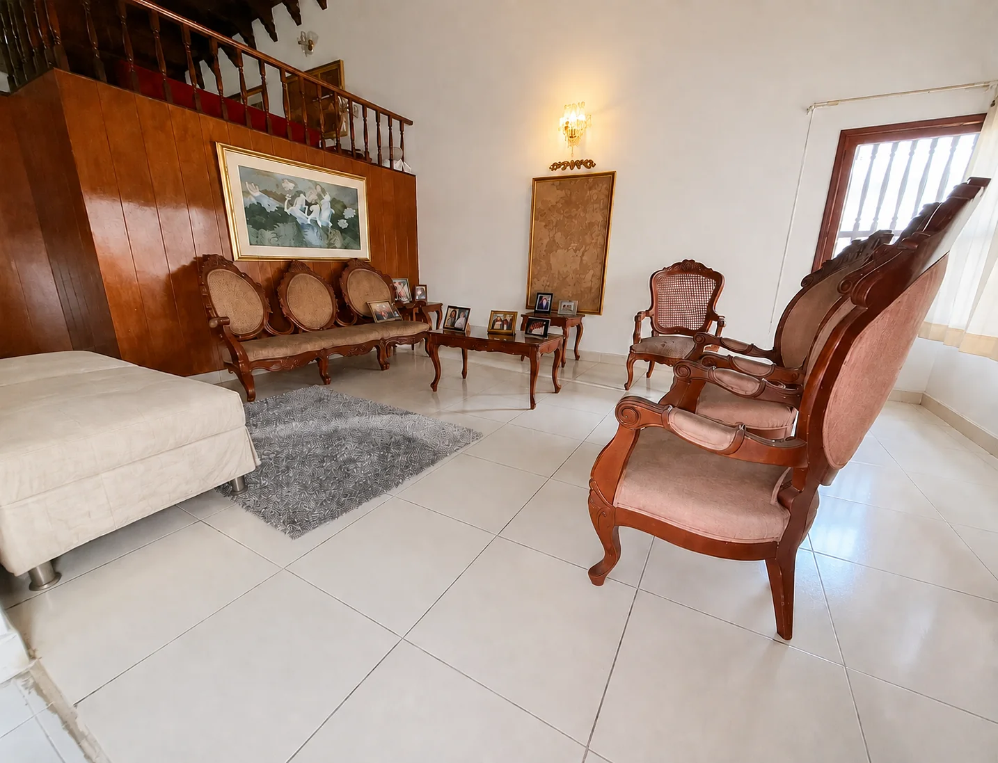 Vista complementaria de la sala principal