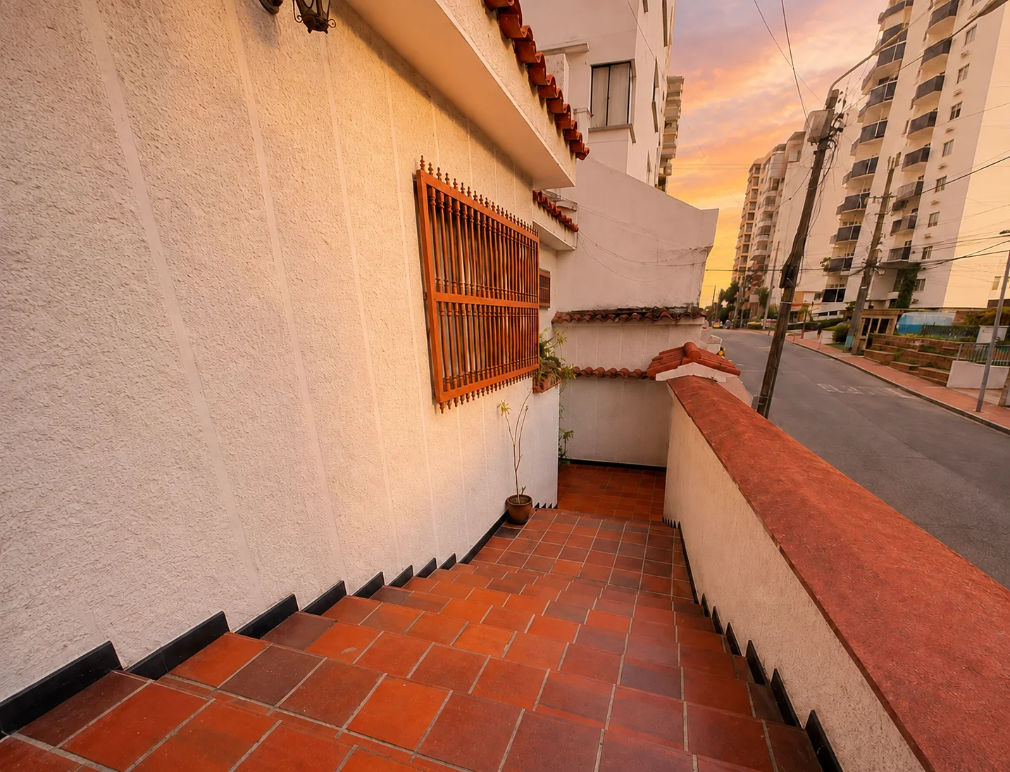 Terraza exterior al atardecer